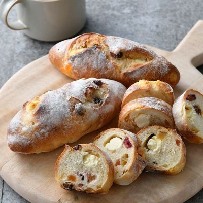 ドライフルーツバゲットのクリームチーズ包み